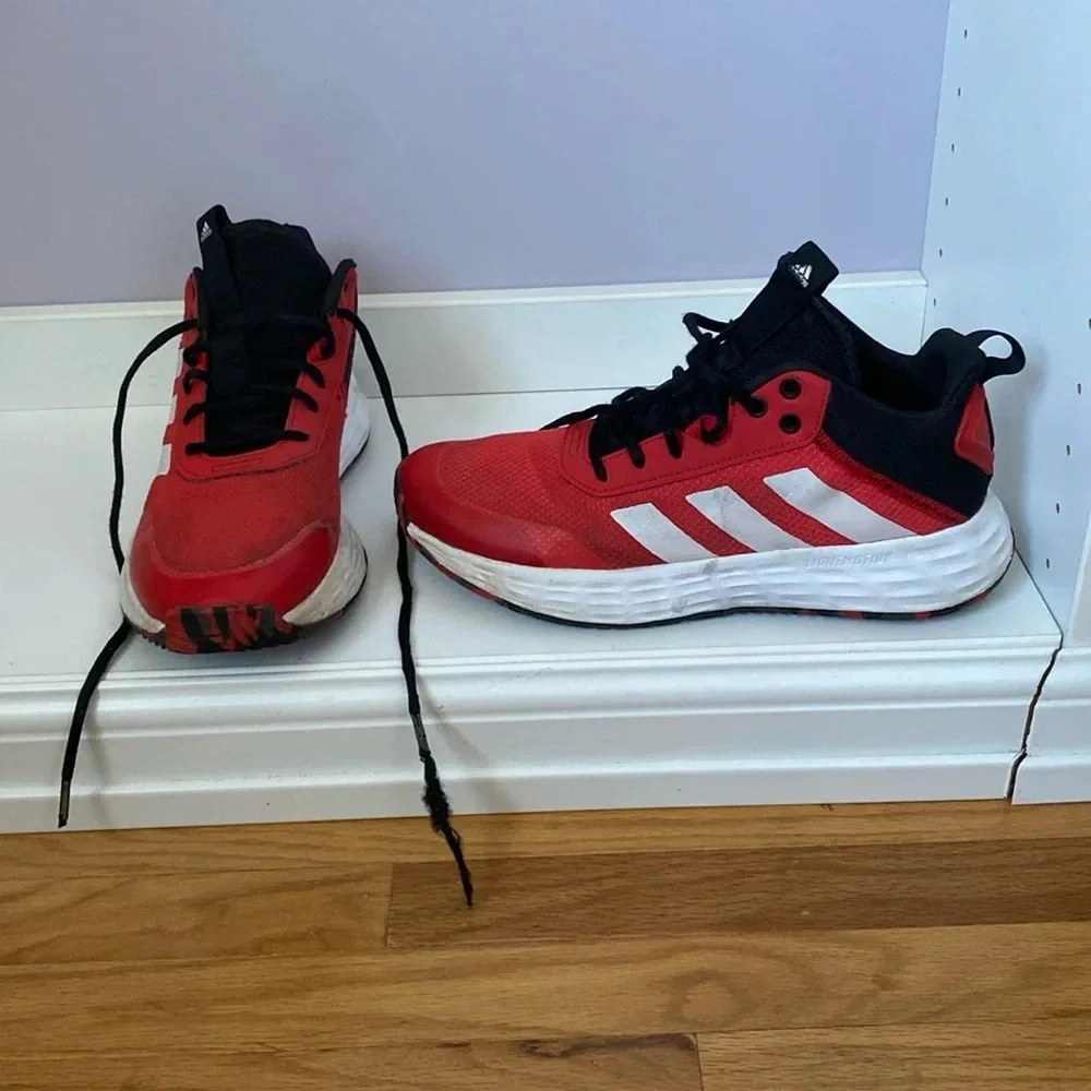 adidas Men's Own the game Basketball Shoe size 10
